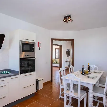 Tabayba Nyaraló *